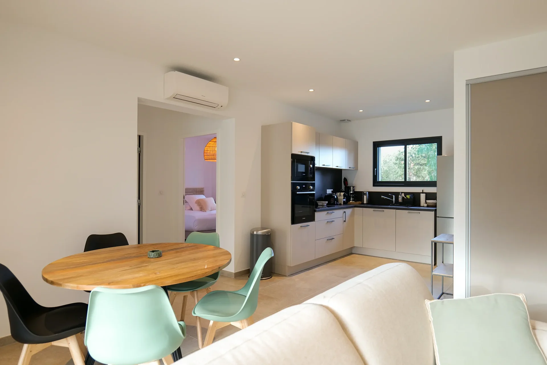 Salon et cuisine dans Appartement T3 pour 6 personnes à Porto-Vecchio